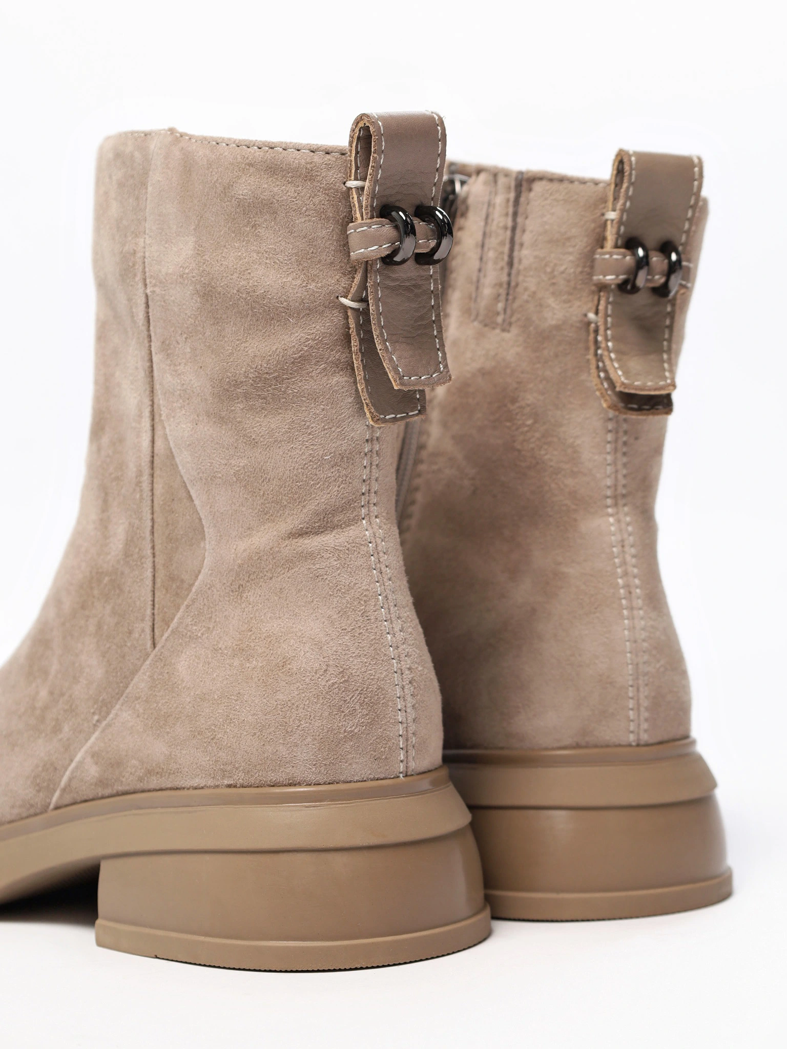 Ботинки бежевого цвета на широком срднем каблуке